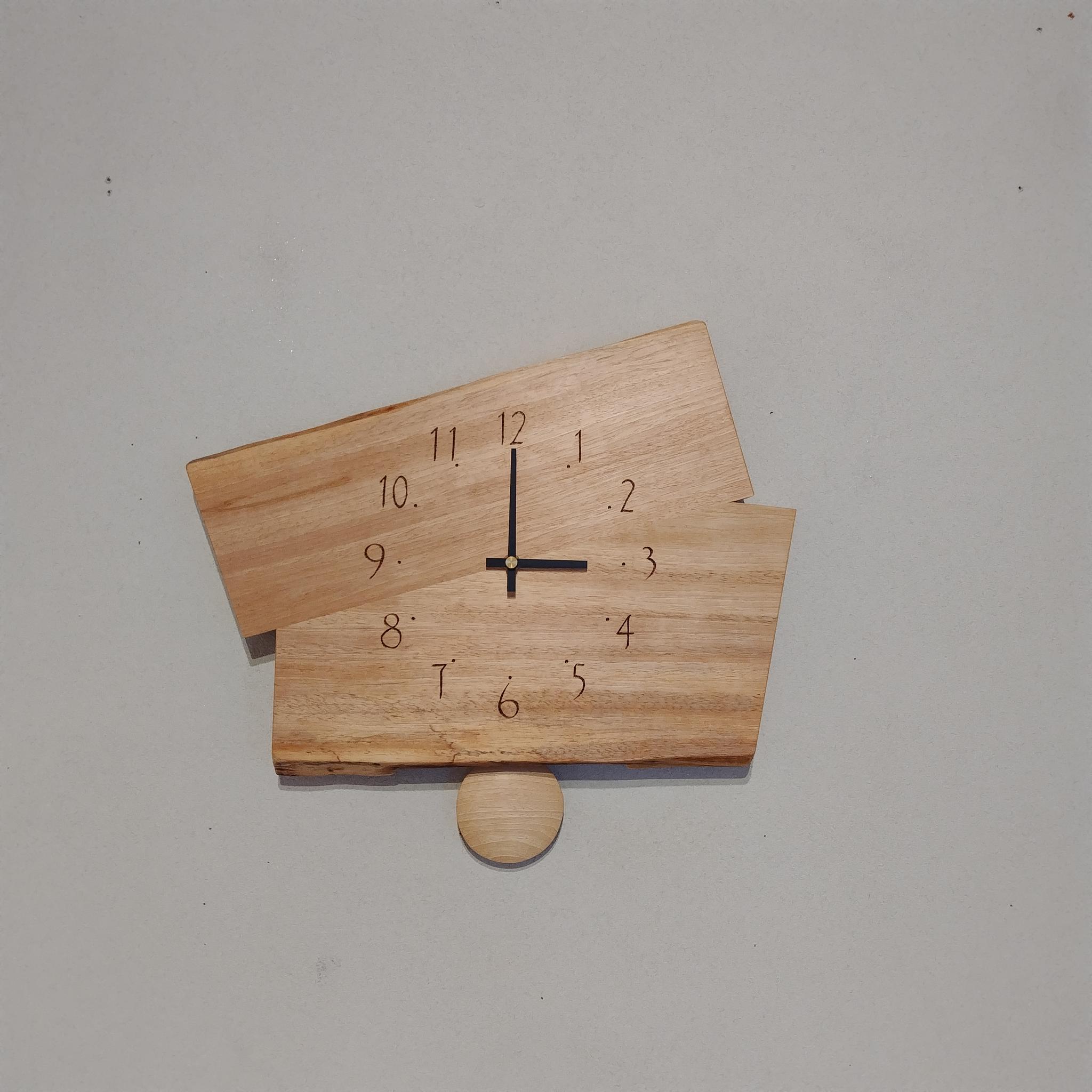 壁掛け振り子時計　【ギフト対応･名入れ可】　～サワグルミ材･２枚合わせ･横型３･数字～