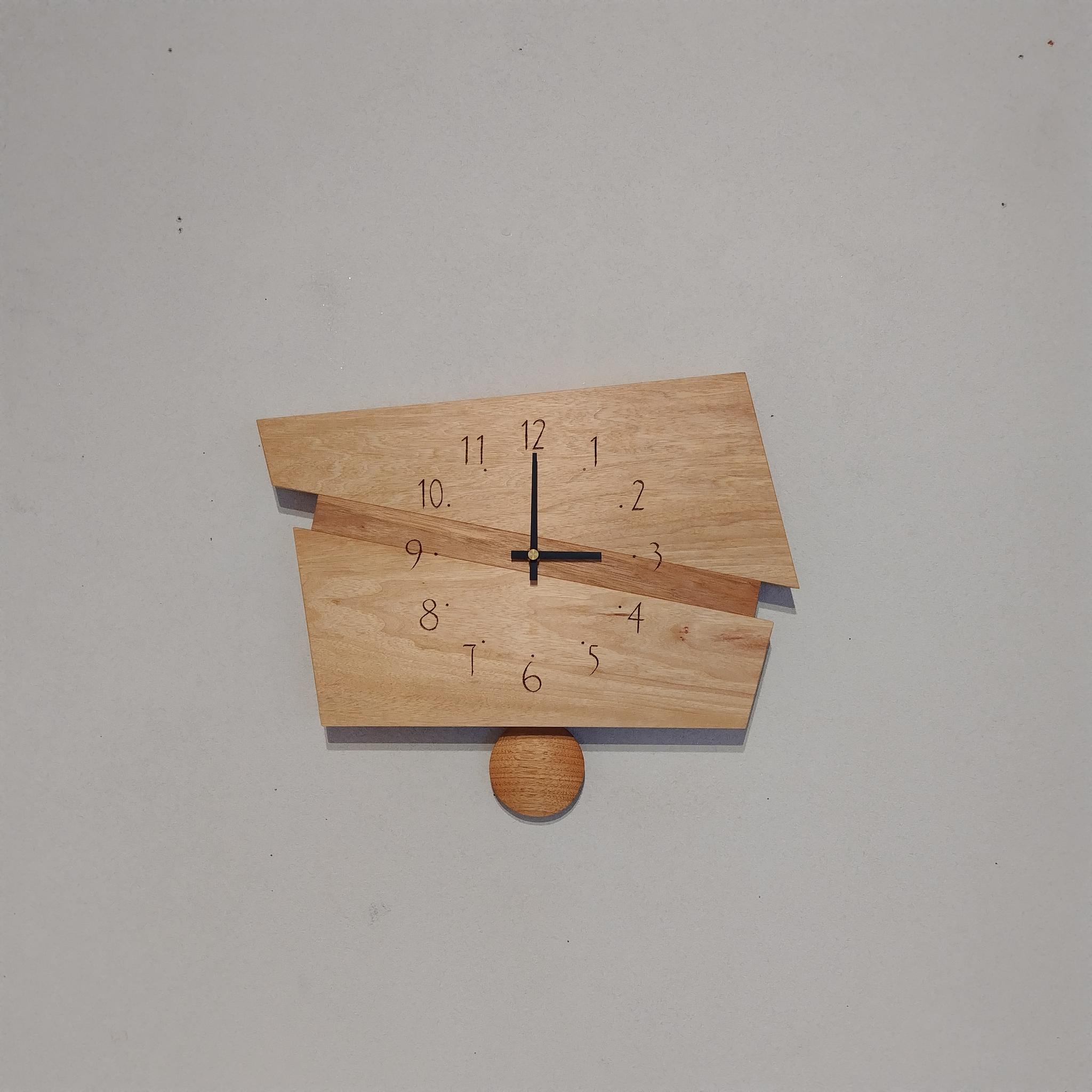 壁掛け振り子時計　【ギフト対応･名入れ可】　～サワグルミ材とオニグルミ材･３枚合わせ･横型･数字～